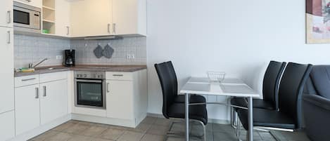 Fridge, oven, coffee/tea maker, electric kettle