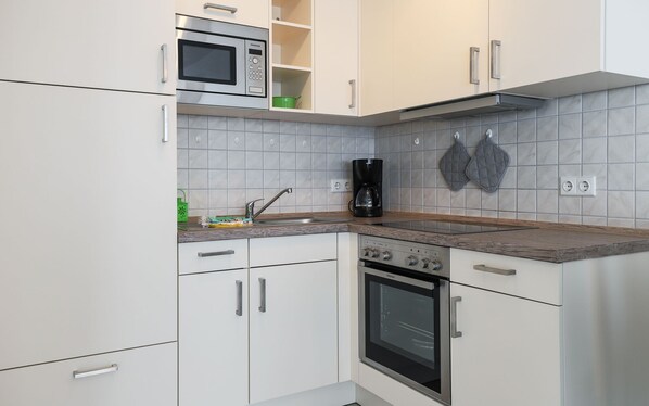 Fridge, oven, coffee/tea maker, electric kettle