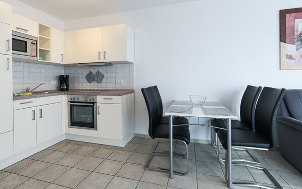 Fridge, oven, coffee/tea maker, electric kettle - Elbsegler, Fewo 5 - Elbsegler Fewo 5 (Cuxhaven)