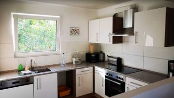 KĂŒhlschrank, Mikrowelle, Ofen, GeschirrspĂŒler