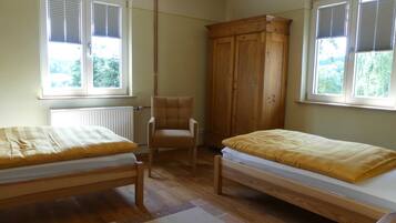 2 bedrooms, WiFi, bed sheets, wheelchair access