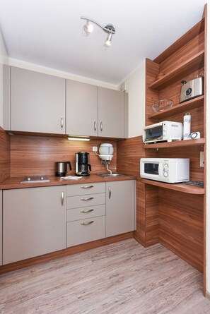 Kühlschrank, Mikrowelle, Herdplatte, Wasserkocher