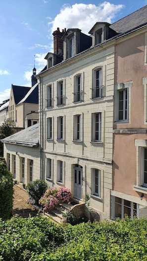 A multi-story building with a symmetrical facade, featuring evenly spaced windows and a central entrance. - Les Destinées - Bed and breakfast (Chinon)