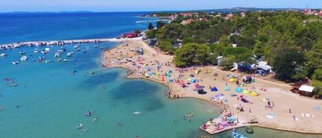 بالقرب من الشاطئ