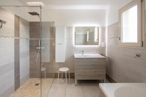 Bathtub - Maison Périgourdine, Climatisée, Adaptée Handicapés, Avec Piscine Chauffée (Sarlat la Caneda)