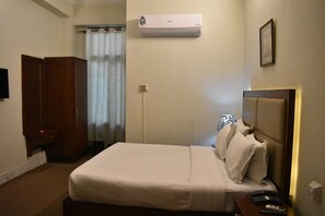 Executive Room | Laptop workspace, free WiFi, bed sheets - Pearl City Hotel (Peshawar)