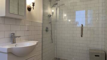 Combined shower/bathtub, hair dryer, towels, toilet paper