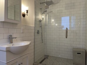 Combined shower/bathtub, hair dryer, towels, toilet paper