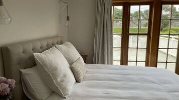 2 bedrooms, iron/ironing board, travel cot, WiFi