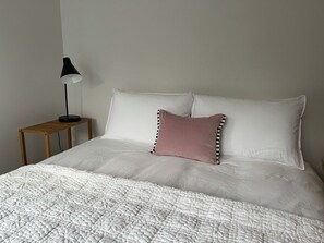 2 bedrooms, iron/ironing board, travel cot, WiFi - Maddie's Homestay (Wellington)