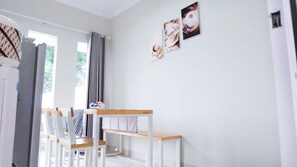 Familienvilla | Essbereich im Zimmer