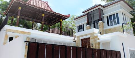 Façana frontal de l'allotjament