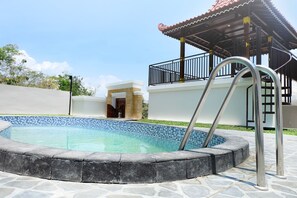 Outdoor pool - Villa Jogja Grand Bale with Private Pool by Simply Homy (Bangunjiwo)