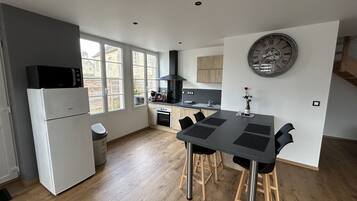 Een koelkast, een microgolfoven, een oven, een kookplaat