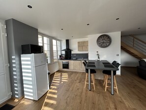 Kühlschrank, Mikrowelle, Ofen, Herdplatte