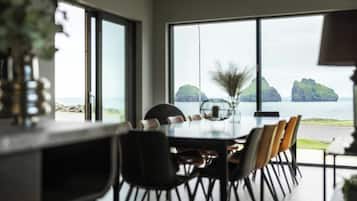 Villa – standard | Oppholdsområde | En 75-tommers smart-TV med digitale kanaler samt TV og Netflix