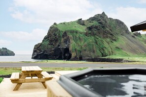 Private spa tub - Luxury Ocean Villas (Vestmannaeyjar)