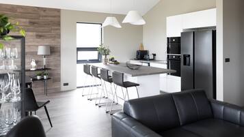 Großer Kühlschrank, Mikrowelle, Ofen, Herdplatte