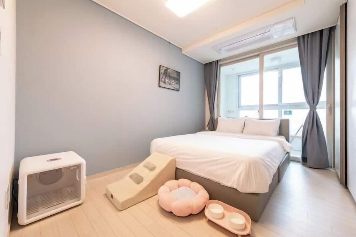 2 bedrooms, individually decorated, individually furnished