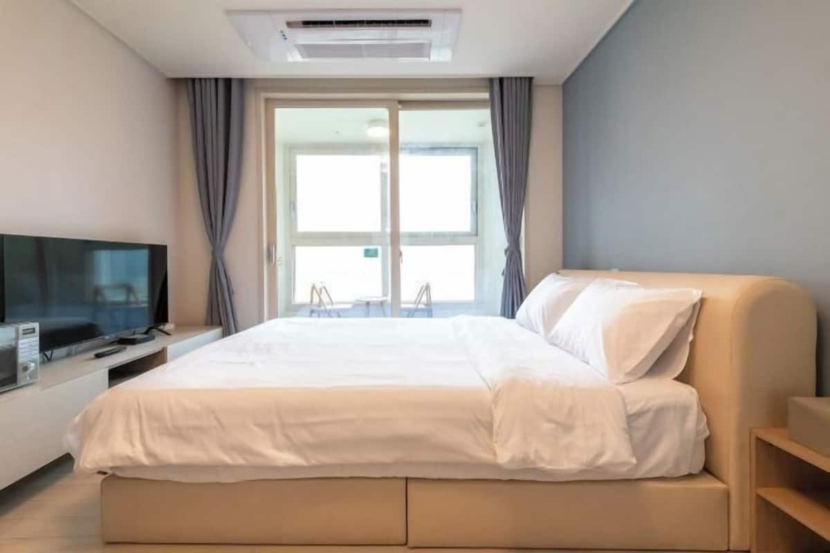 2 bedrooms, individually decorated, individually furnished