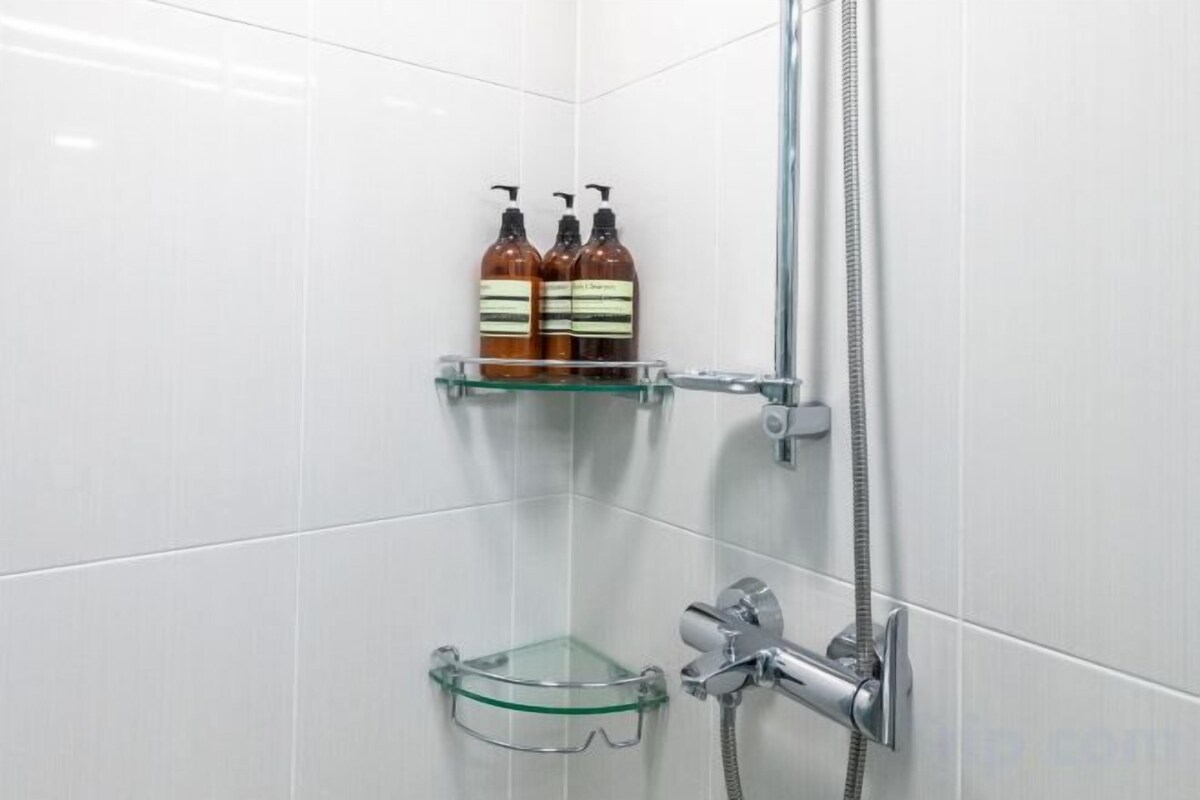 Douche, sèche-cheveux, serviettes fournies, savon