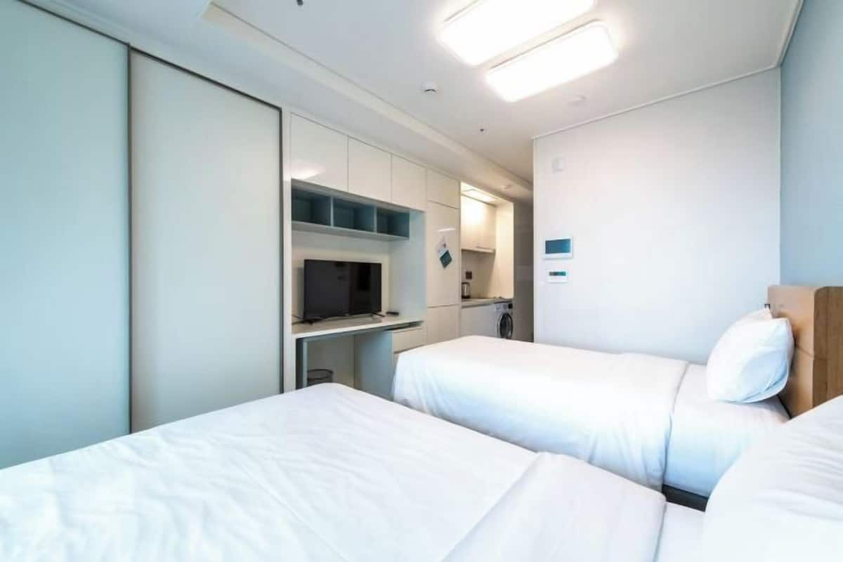 2 bedrooms, individually decorated, individually furnished