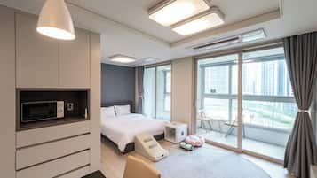 Pet Deluxe | 2 bedrooms, individually decorated, individually furnished