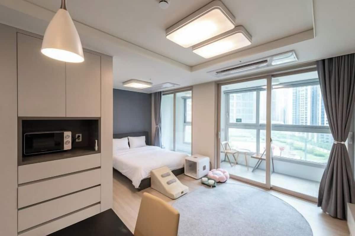 2 bedrooms, individually decorated, individually furnished