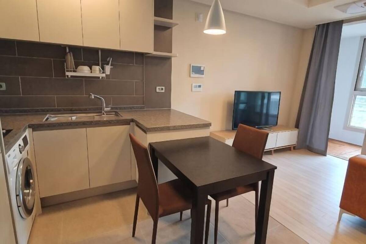 Private kitchen | Full-size fridge, microwave, electric kettle, cookware/dishes/utensils
