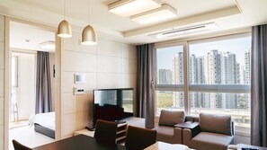 Family Suite | Living area | 32-inch LED TV with digital channels, TV - The November Stay In Landmark (Incheon)