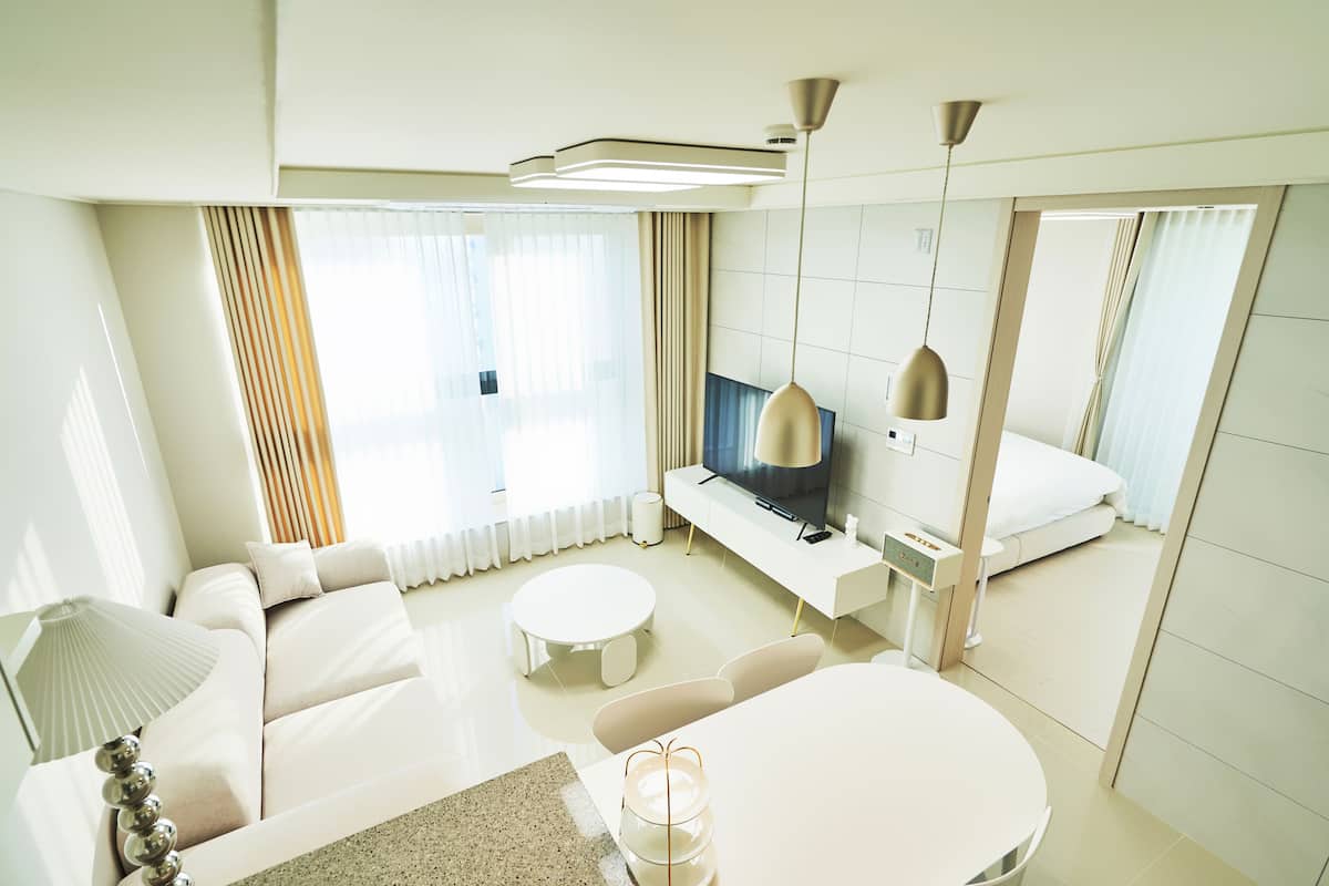 2 habitaciones, decoración personalizada y muebles diferentes