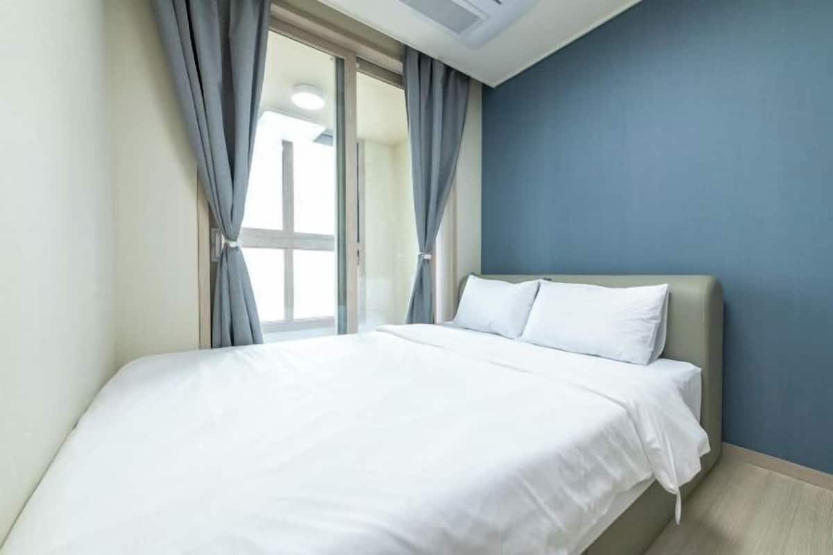 2 bedrooms, individually decorated, individually furnished