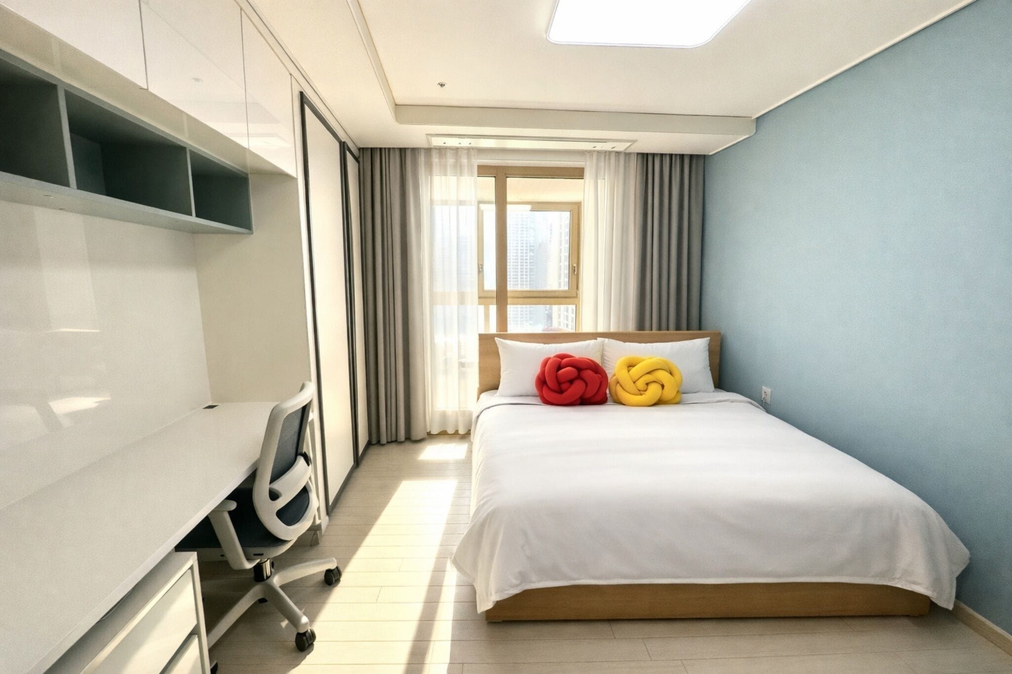 Studio | Individually decorated, individually furnished, laptop workspace