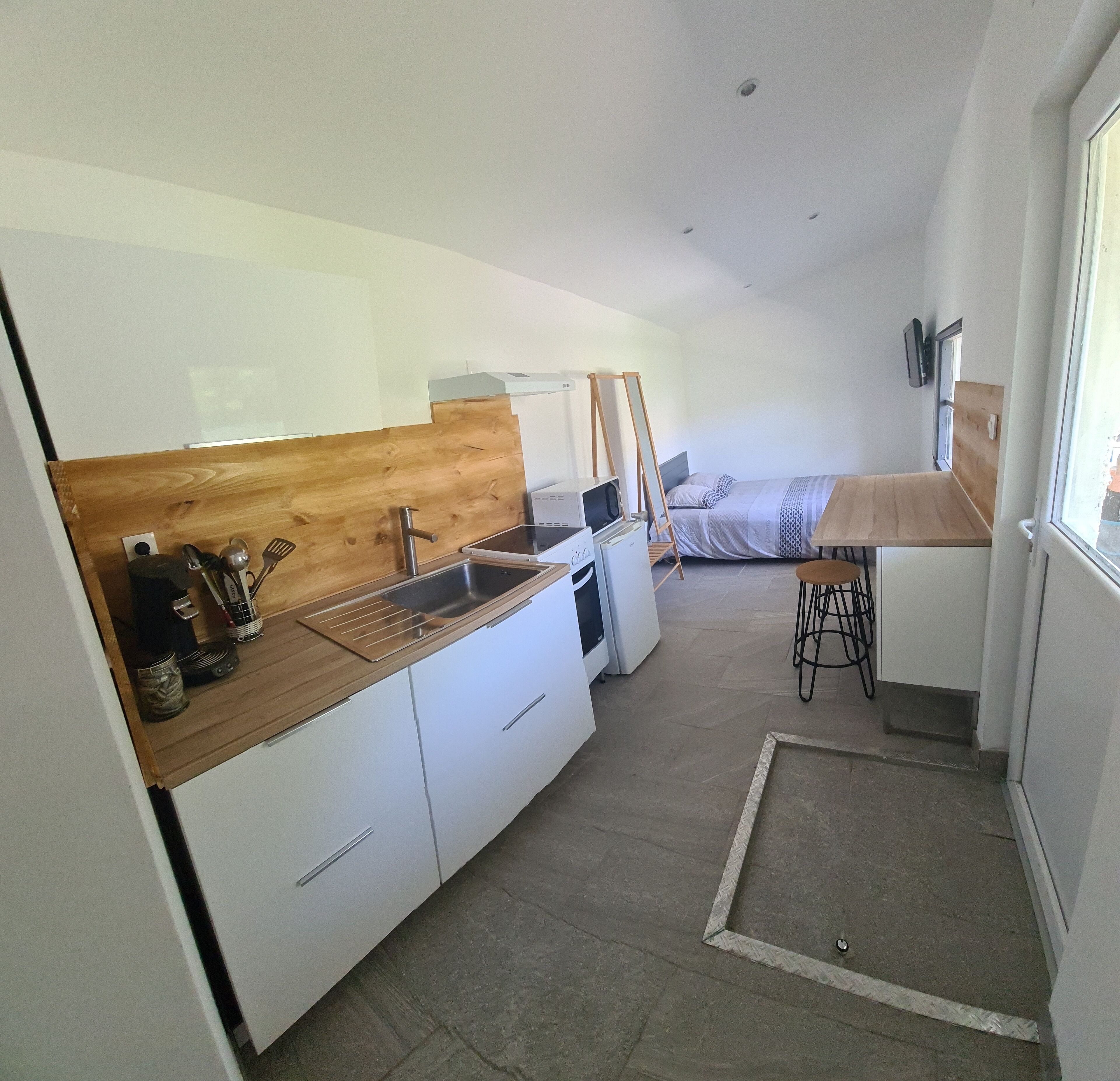 Réfrigérateur, four, plaque de cuisson, grille-pain