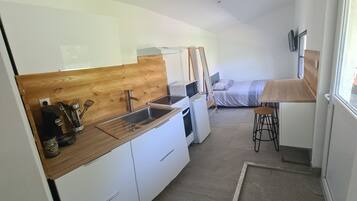 Réfrigérateur, four, plaque de cuisson, grille-pain