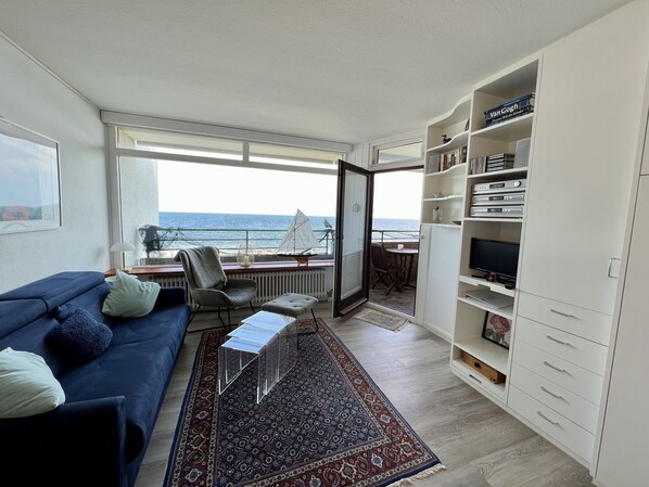 Fernseher, Tischtennisplatte, Stereoanlage