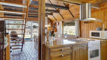 Kühlschrank, Ofen, Herdplatte, Wasserkocher mit Kaffee-/Teezubehör