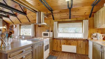 Kühlschrank, Ofen, Herdplatte, Wasserkocher mit Kaffee-/Teezubehör