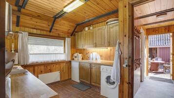 Kühlschrank, Ofen, Herdplatte, Wasserkocher mit Kaffee-/Teezubehör