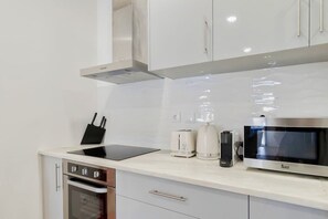 ثلاجة، ميكروويف، فرن، موقد طهي مسطح