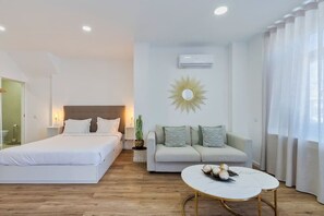 1 間睡房、書桌、熨斗/熨衫板、可攜式嬰兒床