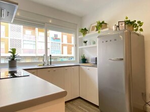 Een koelkast, een magnetron, een oven, een kookplaat