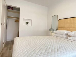 1 habitación, tabla de planchar con plancha, cuna de viaje y wifi