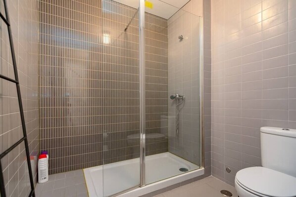 Séchoir à cheveux, serviettes fournies