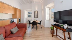 Een modern appartement met keuken, eethoek en zithoek.