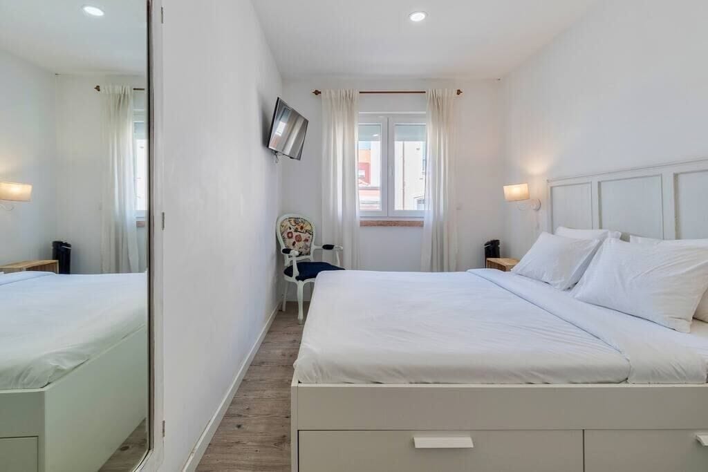 2 bedrooms, desk, iron/ironing board, travel cot