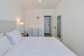 2 soverom, skrivebord, strykejern/-brett og reiseseng for barn