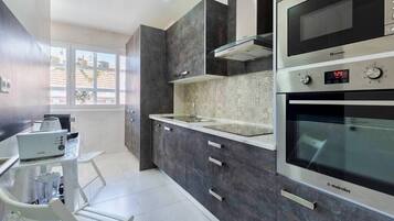 Geladeira, micro-ondas, fogão, cooktop