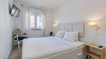 2 bedrooms, desk, iron/ironing board, travel cot