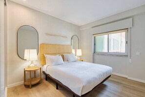 2 عدّة غرف نوم ومكواة/لوح كي وسرير سفر وواي فاي